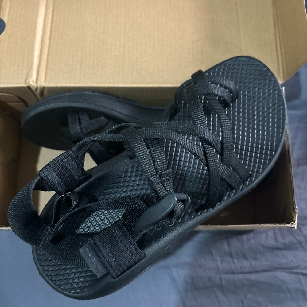 BNWT Chacos Black 6
